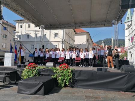 PZ OŠ Cerkno ter harmonikarja Marko Hatlak in Pavel Magajne